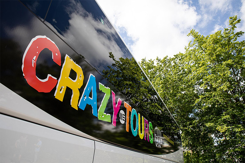 Crazy Tours Bus seitlich